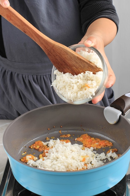 Dodaj ryż do patelni, przygotowanie procesu Nasi Goreng (ryż smażony)