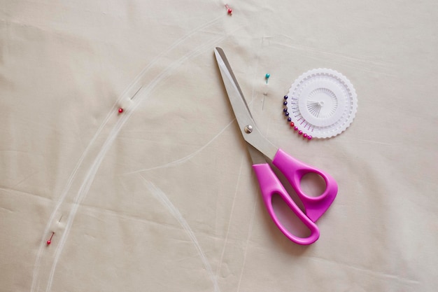 Dodatki krawieckie na tkaninie w kolorze pastelowym Proces tworzenia ubrań Miejsce pracy szwaczki