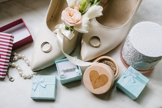 Dodatki ślubne ozdoby na dzień ślubu, buty i buttohole