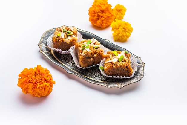 Dodha Barfi lub Doda Burfi to tradycyjny indyjski słodycz o ziarnistej i ciągnącej się konsystencji