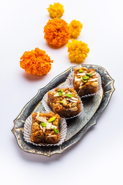 Dodha Barfi lub Doda Burfi to tradycyjny indyjski słodycz o ziarnistej i ciągnącej się konsystencji
