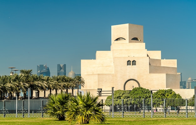 Zdjęcie doha, katar. muzeum sztuki islamu. wyjątkowo nowoczesny design inspirowany starożytną architekturą islamu