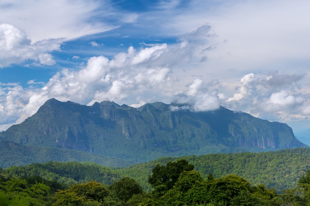 Doi Luang Chiang Dao patrząc od Doi Mae Ta man