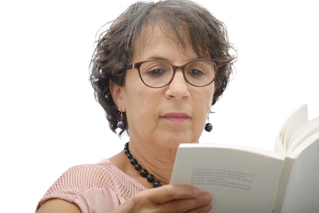 Dojrzała brunetki kobieta czyta książkę