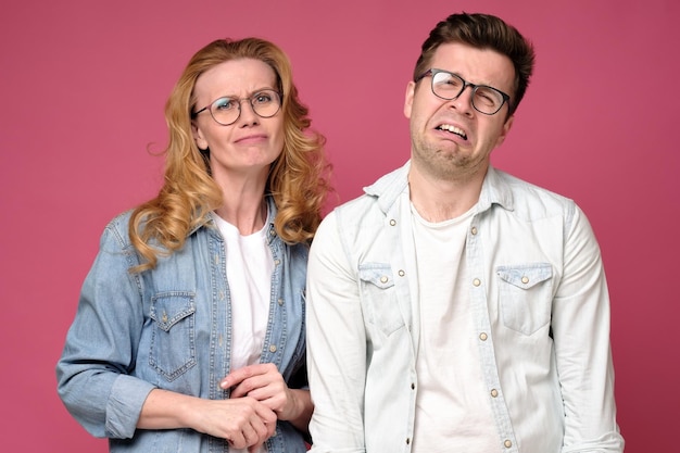Zdjęcie dojrzała europejska para w okularach ma problemy z płaczem