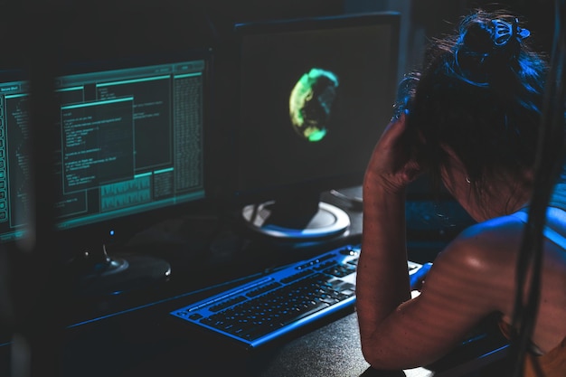 Dojrzała i zmęczona bizneswoman pracująca na komputerze do nocy portret nieformalnej zestresowanej damy