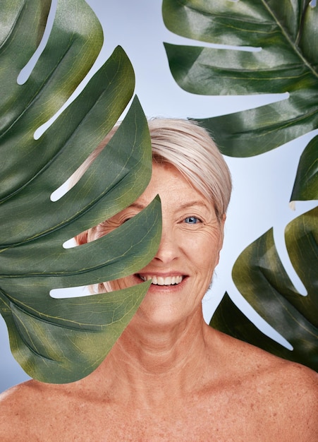 Dojrzała kobieta do pielęgnacji skóry lub pielęgnacji ciała w studio opieki zdrowotnej dermatologia organiczna lub wegańska kosmetologia do makijażu twarzy Portret uśmiechu szczęśliwa modelka w średnim wieku lub zielona roślina monstera