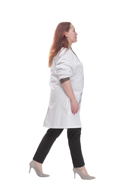 Dojrzała kobieta lekarz kroczy naprzód na białym tle na białym tle