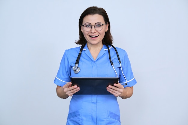 Dojrzała kobieta pracownik medyczny z cyfrowym tabletem