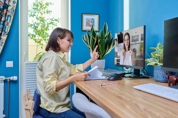 Dojrzała Kobieta Rozmawia Online Z Młodą Kobietą Za Pomocą Rozmowy Wideo Na Komputerze W Domu Wirtualne Spotkanie Sesja Terapii Z Psychologiem Czat Konferencja Technologia Psychologia Edukacja Biznes