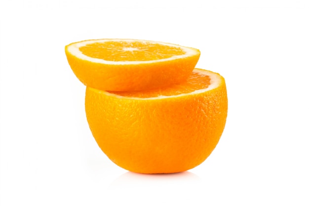 Dojrzała pomarańcza na białym tle