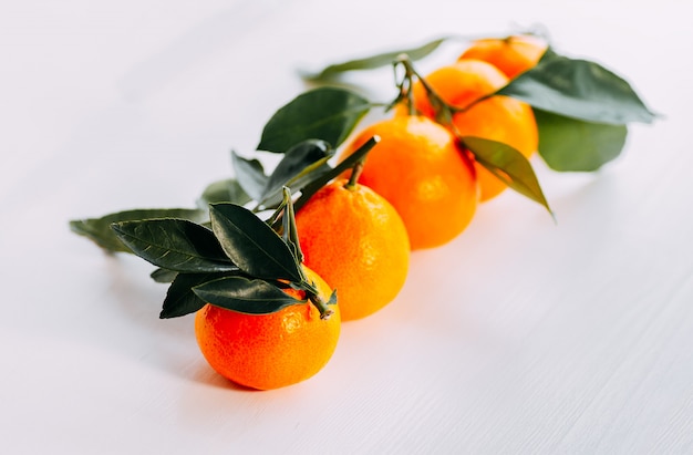 Dojrzała Pomarańczowa świeża Mandarynka Na Białym Tle. Pięć Tangerines Z Zielenią Na Białym Tle.