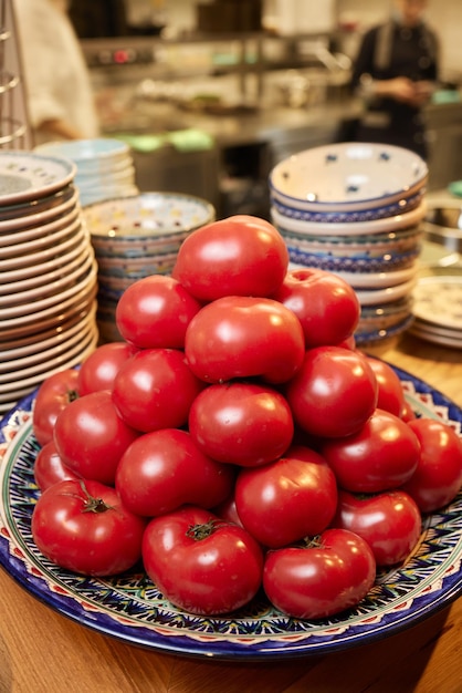 Dojrzałe czerwone pomidory czereśniowe na glinianym talerzu