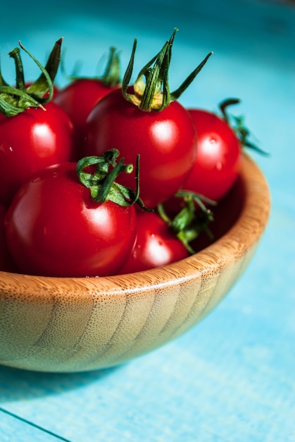 Zdjęcie dojrzałe czerwone pomidory czereśniowe w misce