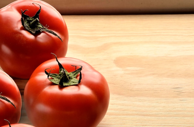 Dojrzałe i świeże pomidory z miejscem na tekst