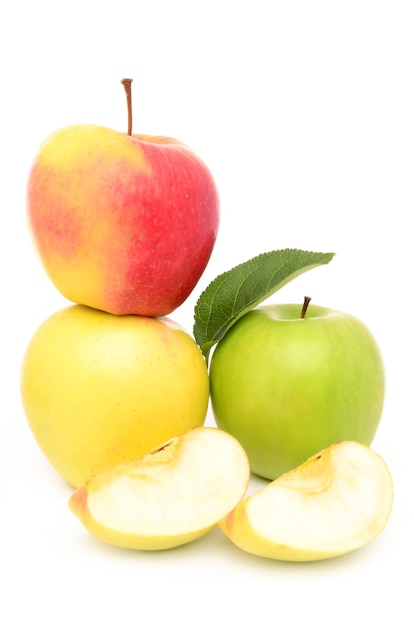 Dojrzałe jabłka na białej powierzchni na białym tle
