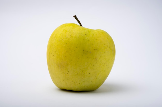 Dojrzałe jabłko na białym tle. żółte jabłko