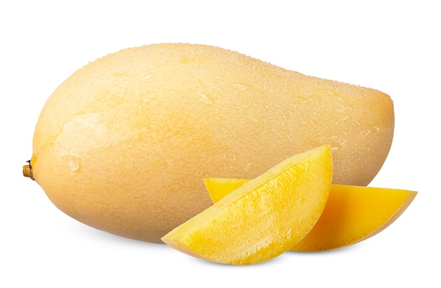 Dojrzałe mango z kropli wody i pokrojone na białym tle