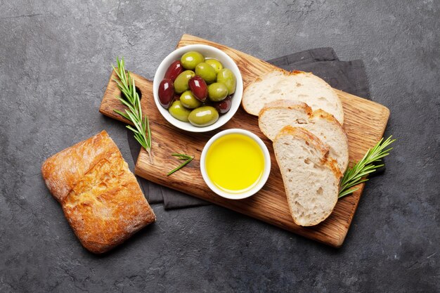 Dojrzałe oliwki, oliwa z oliwek i chleb ciabatta