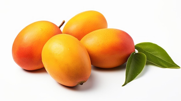 Dojrzałe owoce mango na białym tle