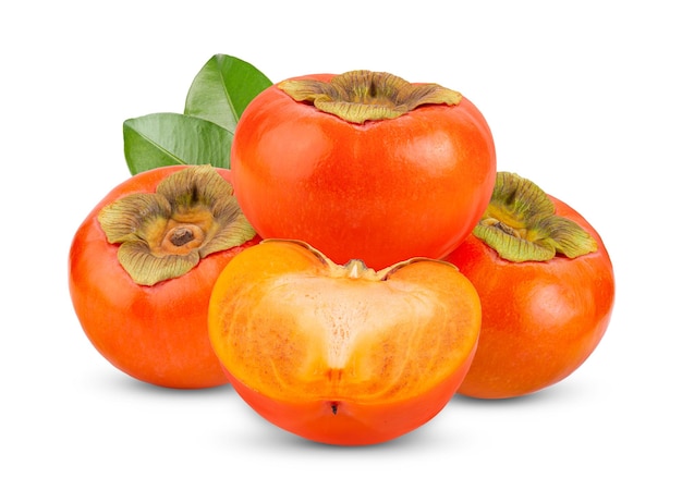 Dojrzałe persimmons na białym tle. pełna głębia ostrości