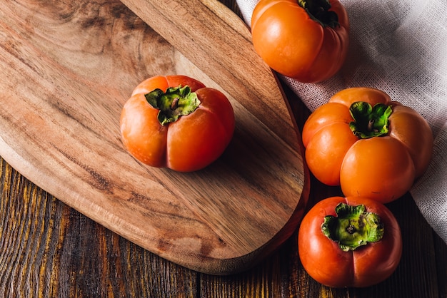 Dojrzałe Persimmons na desce do krojenia