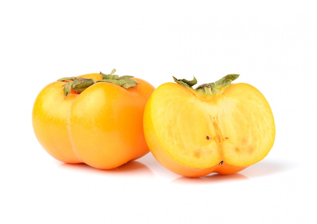 Dojrzałe persimmons odizolowywający na biel przestrzeni