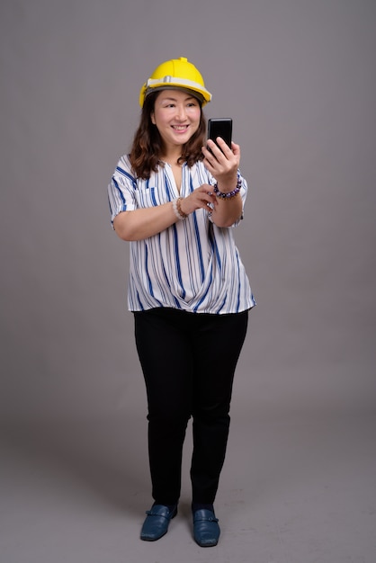 dojrzałe piękne azjatyckie bizneswoman na sobie kask