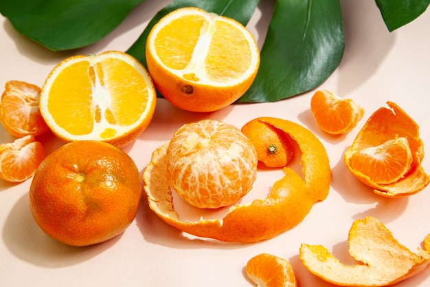 Dojrzałe pomarańcze i mandarynki na stole w studio