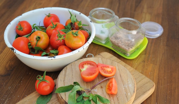 Dojrzałe pomidory ekologiczne w białej misce