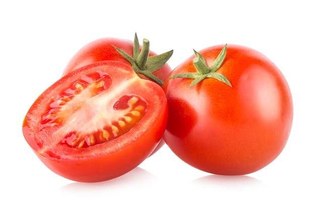 Dojrzałe pomidory na białym tle