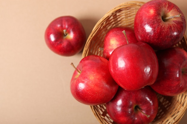 Dojrzałe soczyste czerwone jabłka na stole
