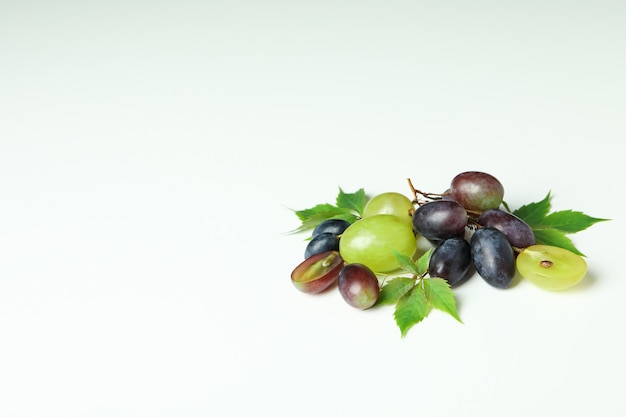 Dojrzałe winogrona z liśćmi na białym tle