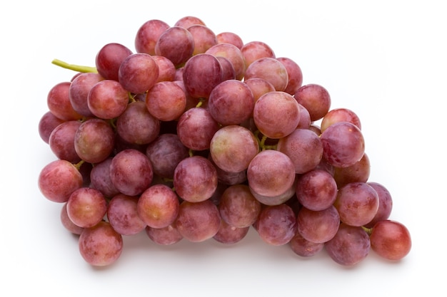 Dojrzałe winogrono czerwone na białym tle.