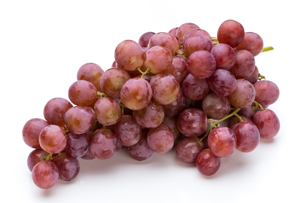 Dojrzałe winogrono czerwone na białym tle.