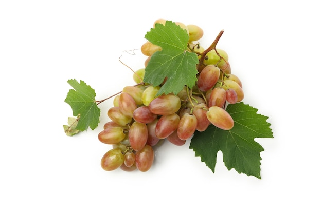 Dojrzałe winogrono z liśćmi na białym tle