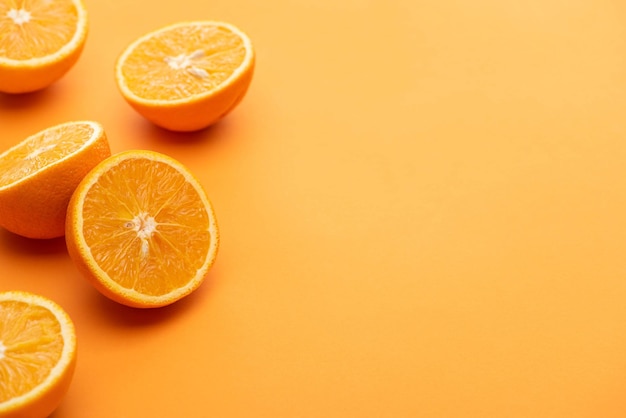 Dojrzałe wyśmienicie rżnięte pomarańcze na kolorowym tle
