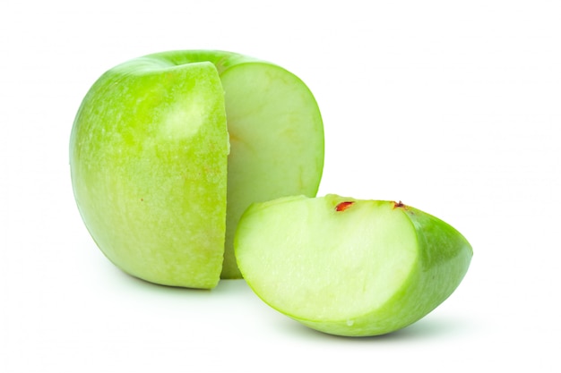 Dojrzałe zielone jabłko na białym tle