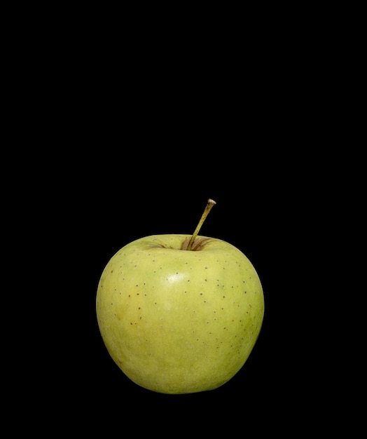 Dojrzałe zielone jabłko na czarnym tlexA