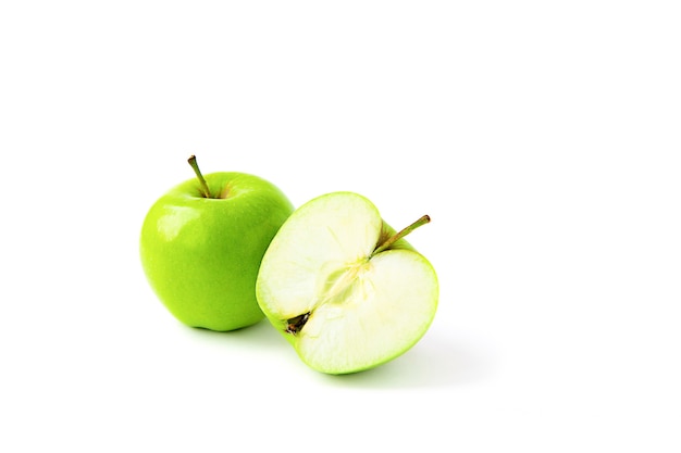 Dojrzałe zielone jabłko z pół białą