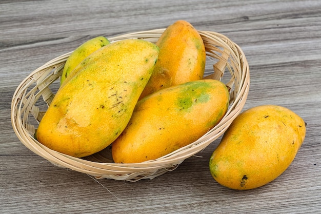 Dojrzałe żółte mango