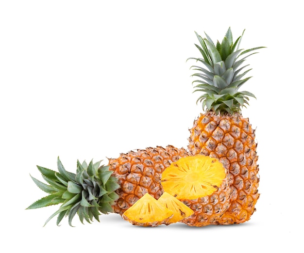 Dojrzały ananas na białym tle