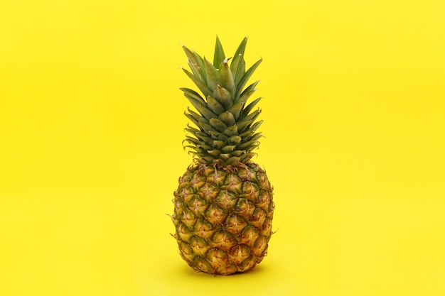 Dojrzały Ananas Soczysty Z Suchymi Liśćmi Na żółtym Tle.