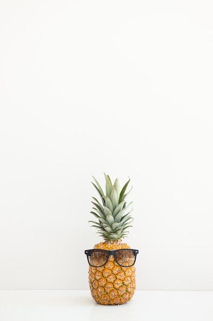Dojrzały ananas w okularach przeciwsłonecznych na białym tle Letnie wakacje Witam lato