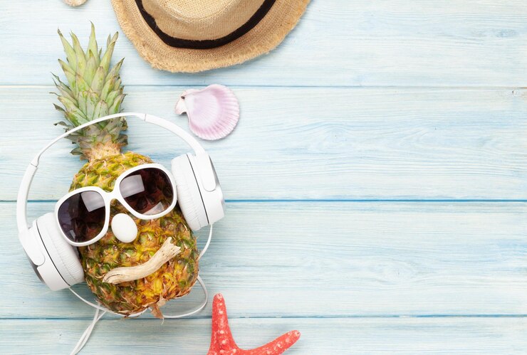 Zdjęcie dojrzały ananas z okularami przeciwsłonecznymi