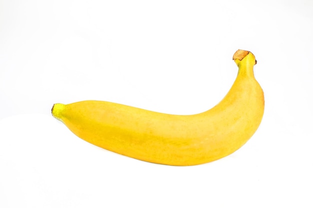 Dojrzały banan żółty na białym tle