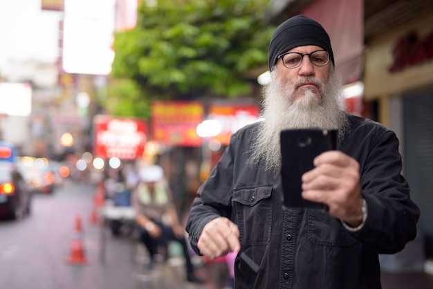 Dojrzały Brodaty Mężczyzna Przy Użyciu Telefonu W Chinatown