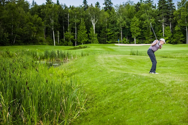 Dojrzały golfista na polu golfowym