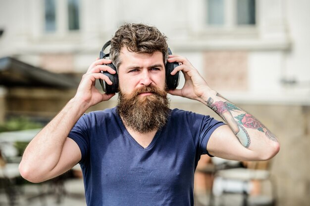 Dojrzały Hipster Z Brodą Słuchania Muzyki Mężczyzna Siedzi Słuchania Muzyki Słuchawki Koncepcja Brutalny Kaukaski Hipster Z Wąsami Ciesząc Się Swoją Ulubioną Muzyką Dojrzały Hipster Z Brodą Brodaty Mężczyzna