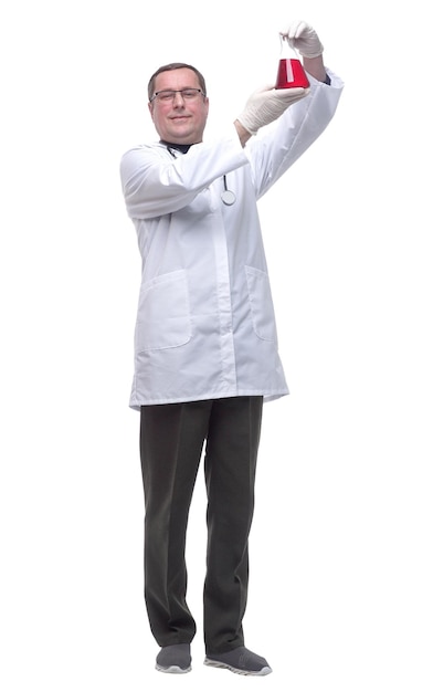 Zdjęcie dojrzały lekarz patrzący na płyn w kolbie laboratoryjnej